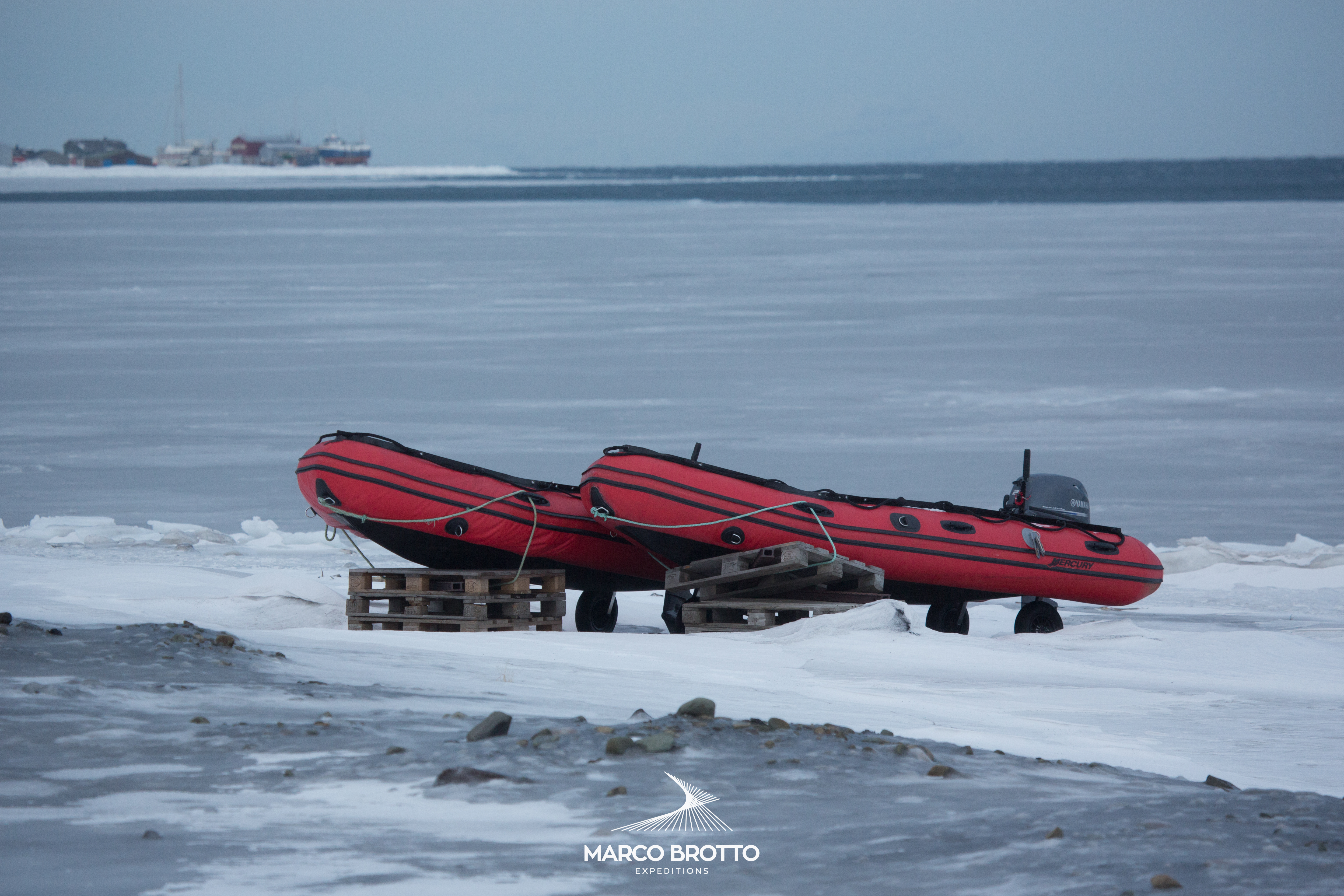 aurora-boreal-svalbard-botes