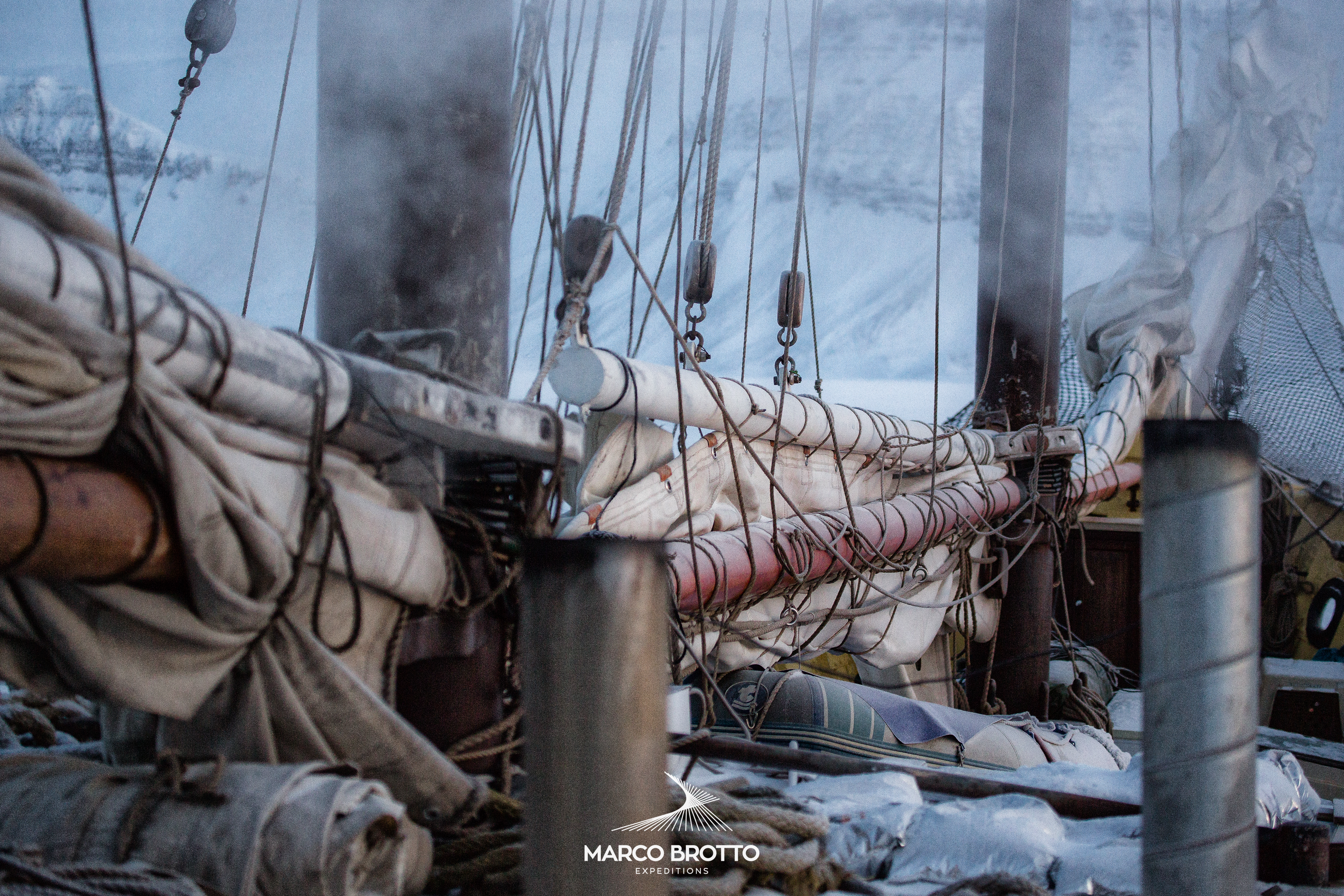 aurora-boreal-svalbard-barcos