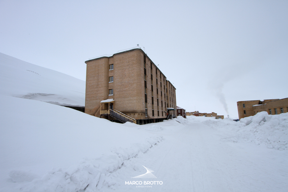 aurora-boreal-svalbard-construcoes