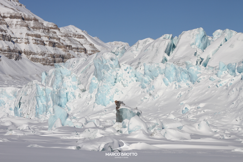 aurora-boreal-svalbard-montanhas