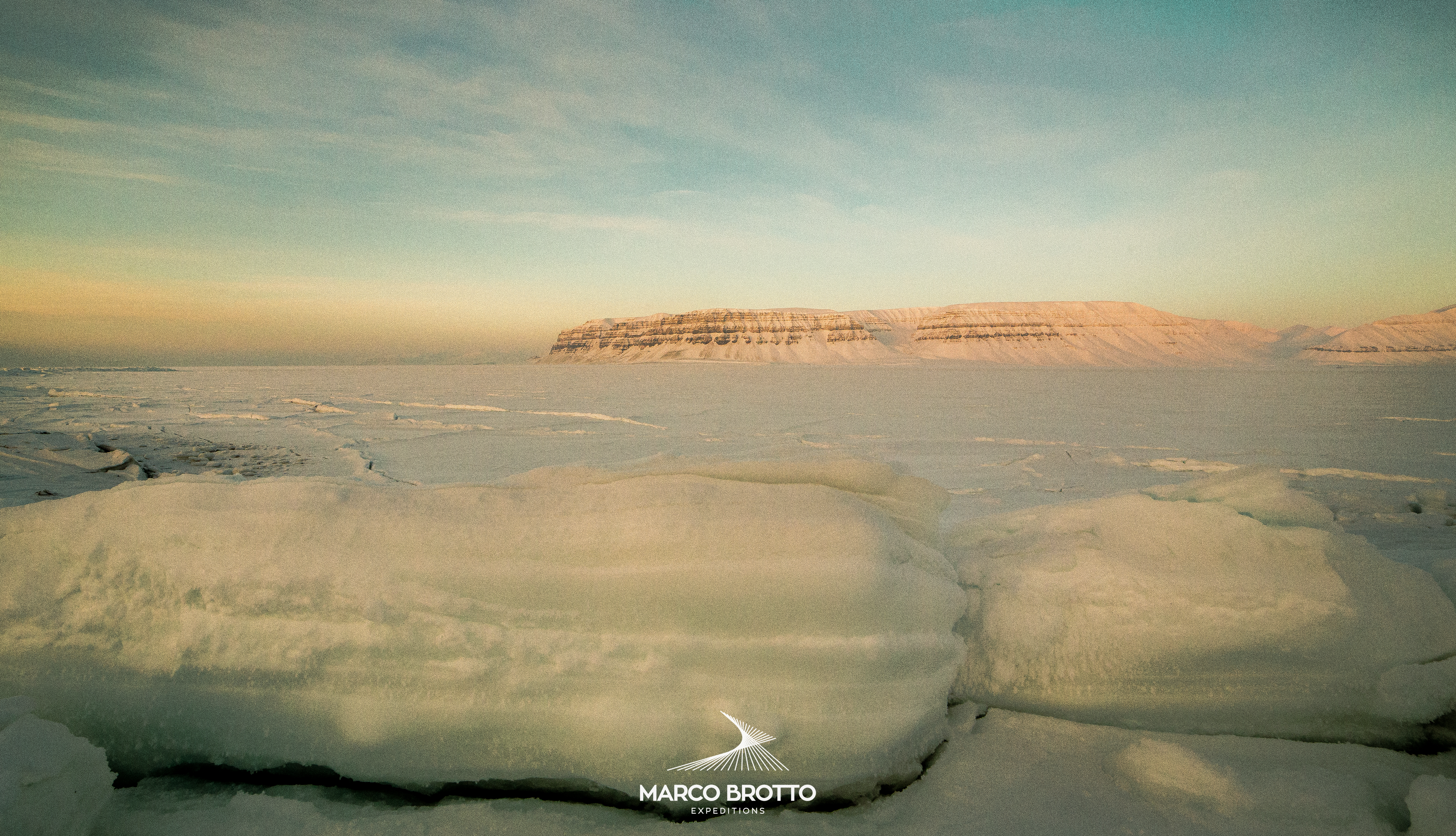 aurora-boreal-svalbard-gelo