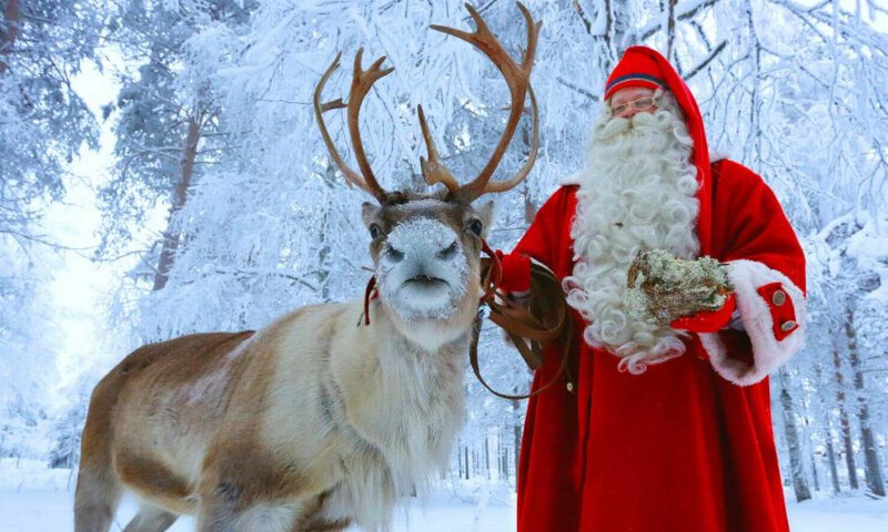 imagem que mostra o Papai Noel com uma Rena em Rovaniemi