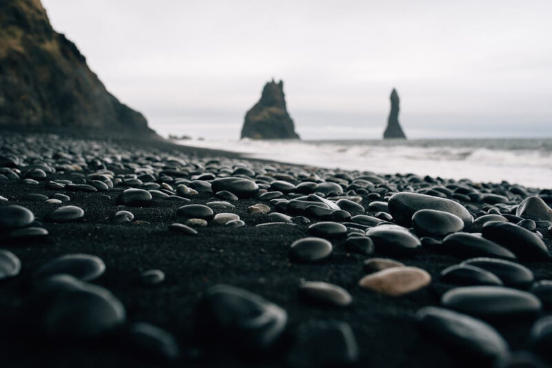 Conheça as famosas praias de areia preta na Islândia