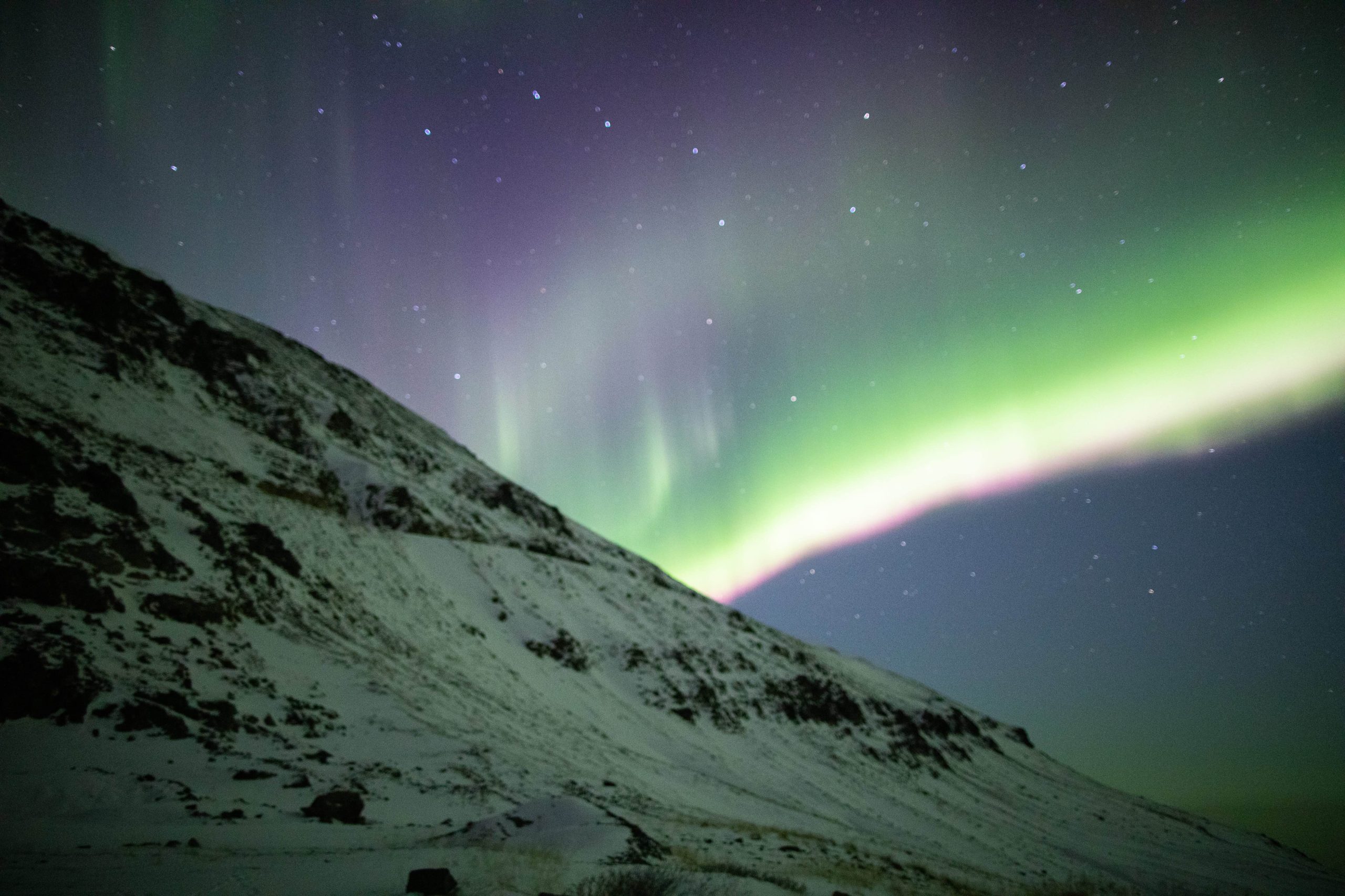 aurora_boreal_rosa_marco_brotto_islandia_montanha-21001