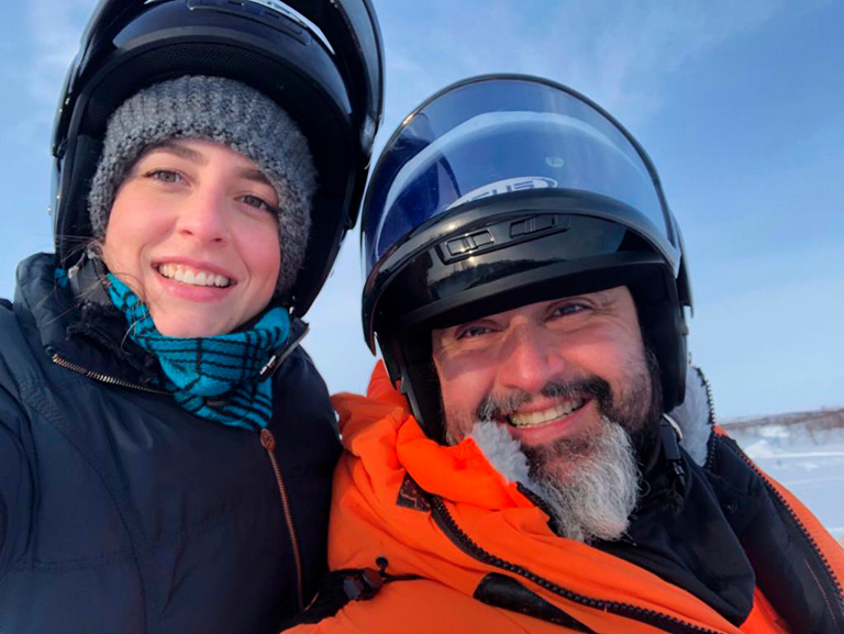 Marco Brotto e Dandy Passuello andando de Snowmolbile