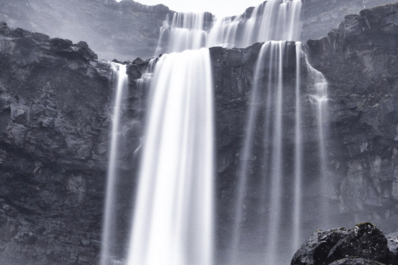 cachoeira nas ilhas faroé